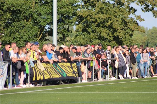 Tolle Kulisse, gutes Spiel. 500 Zuschauer verfolgten das Achtelfinale des Ostfriesland-Cups zwischen Gastgeber TuS Hinte und TuS Pewsum. Fotos: Katarzyna Siemers