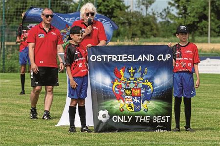 Toller Rahmen. Etwa 250 Zuschauer sahen den Auftritt des Süderneulander SV gegen den TuS Esens im Ostfriesland-Cup, bei dem erneut alles bestens vorbereitet war. Foto: Ute Bruns