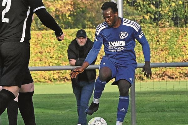 Torfestival auf dem Ellernfeld. Auch Aboubacar Sylla trug sich in die Torschützenliste ein beim deutlichen Auftaktsieg des Aufsteigers Süderneulander SV. Foto: Ute Bruns