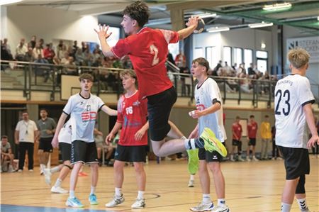 Torhungrig. Mats Grotjan erzielte sieben Treffer beim deutlichen 36:24 der SG OHV/TuRa in der Kurt-Knippelmeyer-Halle gegen Oldenburg. Foto: Ute Bruns