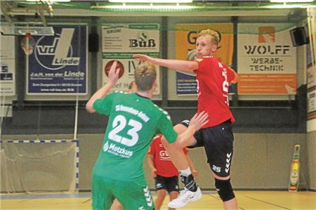 Torhungrige Marienhafer. In den ersten drei Punktspielen der neuen Saison markierten die Handballer von TuRa (beim Wurf Lutz Bohlken) bereits 105 Treffer. Foto: Hinrich Saathoff