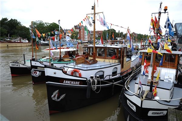Traditionsschiffe auf der Ems bei Leer: Das Städtchen bietet vieles, was sich Touristen beim Stichwort „Ostfriesland, Meer und Küste“ wünschen.