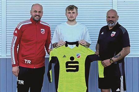 Transfercoup. Adonis Kabashi (l.) präsentiert den Torhüter Marek Janßen als Neuzugang. Michael Dirks wird neuer Co-Trainer. Foto: TuRa Marienhafe