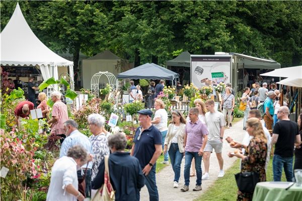 Traumhaftes Flair im Schlossgarten Lütetsburg: Tausende Besucher waren am Wochenende zum Bummeln vor Ort. Fotos: Meret Edzards-Tschinke