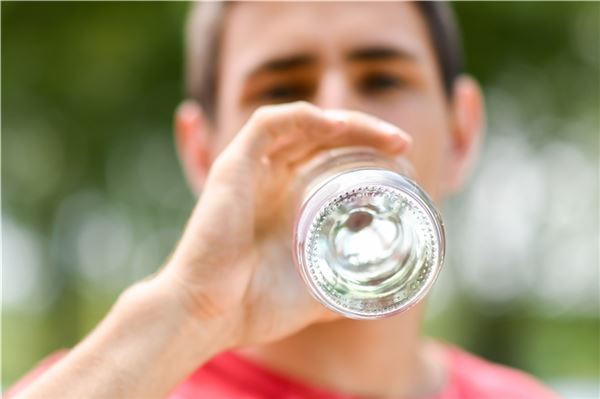 Trinken, trinken, trinken: Der Körper braucht besonders viel Flüssigkeit, wenn er viel schwitzt. Foto: Tobias Hase/dpa-tmn 