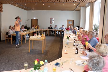 Trotz sommerlichen Schietwetters waren wieder alle Plätze beim Erzählcafé besetzt. Fotos: Antje Köser
