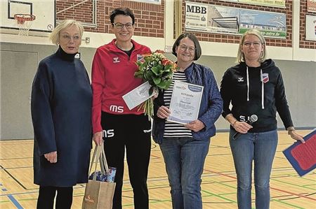 TuRa-Ikone. Für ihren jahrzehntelangen Einsatz für ihren Herzensverein Marienhafe wurde Marion Spinneker (2. v. l.) durch (v. l.) Ute Stüben, Grete Kruse und Stefanie Schwitters geehrt.