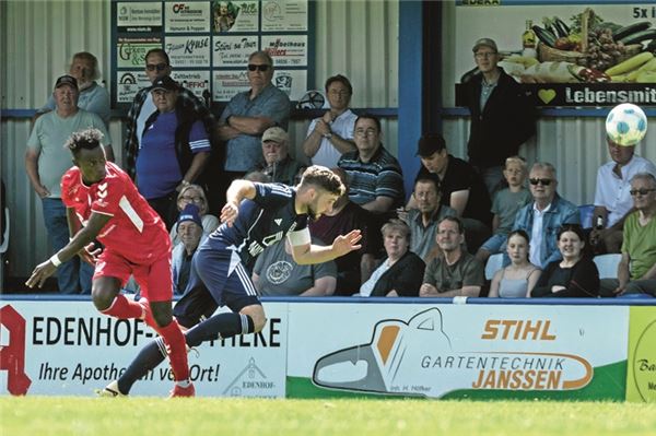 Turbulente Partie auf dem Edenhof. Das späte 1:1 des SV Hage gegen Aurich hatte ein schweres Nachspiel. Foto: Meret Edzards-Tschinke