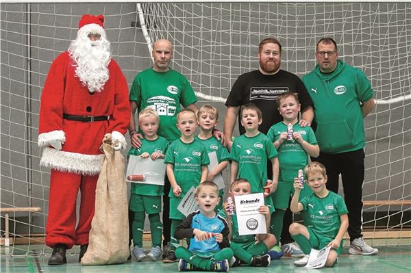 Turniersieger bei den Jüngsten. Die Bambini des SV Arle gewannen den Pokal der G-Jugend. Der Nikolaus schaute auch vorbei. Foto: Johannes Müller