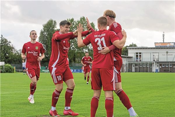 TuS Pewsum in Feiertagslaune. Die Krummhörner sind nach dem deutlichen 4:1 im Derby gegen BW Borssum weiterhin ungeschlagen. Marek Hinrichs (r.) traf zweimal. Foto: Ute Bruns