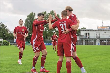 TuS Pewsum in Feiertagslaune. Die Krummhörner sind nach dem deutlichen 4:1 im Derby gegen BW Borssum weiterhin ungeschlagen. Marek Hinrichs (r.) traf zweimal. Foto: Ute Bruns