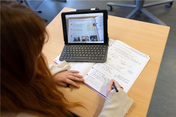 Schulen sollen über Tablets im Unterricht selbst entscheiden Über die Digitalisierung in Schulen gibt es viele Diskussionen.