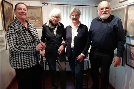 Über die neue Ausstellung freuen sich (v. l.): Luise Fauerbach-Geiken, Helga Wiechers, Gundula Behrends und Axel Heinze. Fotos: Eva Requardt-Schohaus