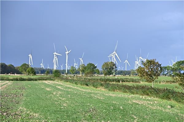 Überall in Ostfriesland kann man sie finden: Windkraftanlagen (hier im Windpark Theener). Die schweren und sperrigen Bauteile müssen mit Spezialtransporten ans Ziel gebracht werden.