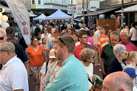 Überall war es bis in den späten Abend richtig knubbelig beim Nachtbummel 2024 auf Norderney. Fotos (4): Noun