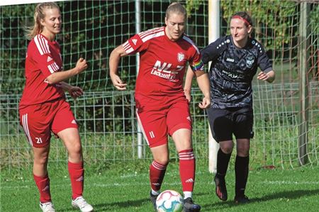 Überragende Spielerin des Tages. Die Kapitänin Maike Ackermann traf beim 4:1-Heimsieg des SV Leybucht gegen den TuS Obenstrohe gleich dreimal. Foto: Johannes Müller