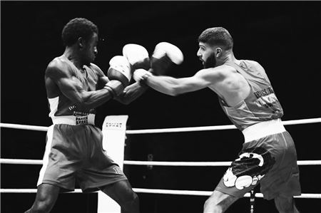 Überzeugendes Debüt. Ousmane Diallo (links) lieferte dem Deutschen Vizemeister Razmik Sargsyan ein spannendes Duell, das er nur knapp nach Punkten verlor.