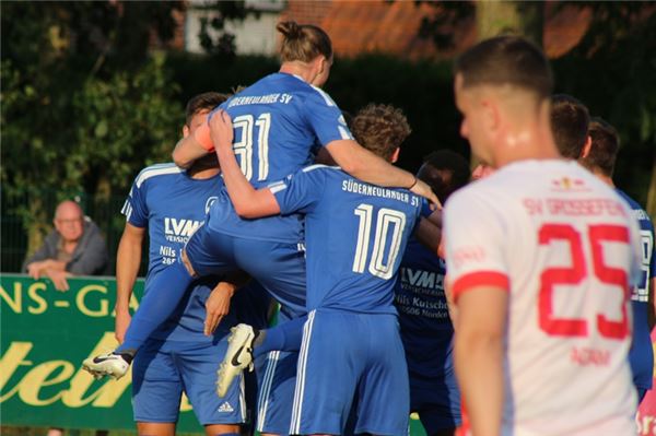 Umjubelte Überraschung. „Das war überragend“, sprach Trainer Bernd Janssen seiner Süderneulander Mannschaft nach dem Coup gegen den SV Großefehn ein großes Kompliment aus. Damit steht der SSV bei seiner Turnierpremiere auf Anhieb im Finale des Ostfriesland-Cups – das schaffte noch kein Ostfrieslandligist vorher. Foto: KURIER-Sport