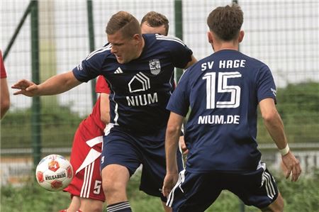Umjubelter Torschütze. Mit seinem siebten Saisontreffer sorgte Lars Hinrichs für das später Hager Remis in Borssum. Foto: Ute Bruns