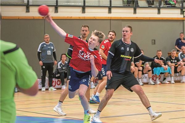 Umkämpft. Gegen körperlich starke Schüttorfer musste Marienhafe sich mächtig ins Zeug legen. Der 17-jährige Christoph Janssen (beim Wurf) feierte sein Debüt bei TuRa I. Foto: Ute Bruns