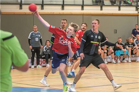 Umkämpft. Gegen körperlich starke Schüttorfer musste Marienhafe sich mächtig ins Zeug legen. Der 17-jährige Christoph Janssen (beim Wurf) feierte sein Debüt bei TuRa I. Foto: Ute Bruns