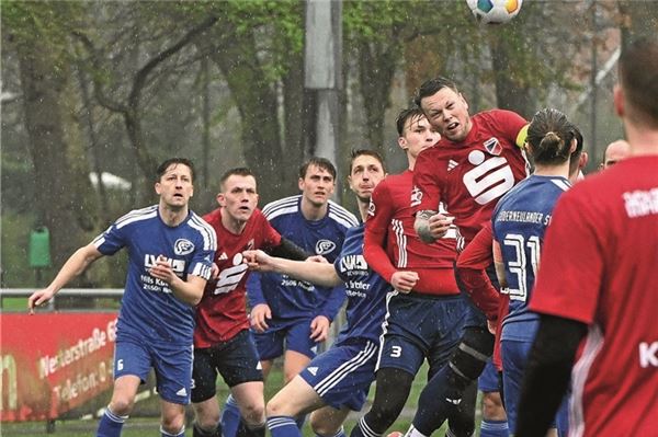 Umkämpftes, enges Nachbarschaftsduell. Nach dem 2:0 in der vergangenen Saison in Marienhafe (rote Trikots) holte der SSV auch im Rückspiel Anfang April auf Kunstrasen ein 1:0. Foto: Ute Bruns