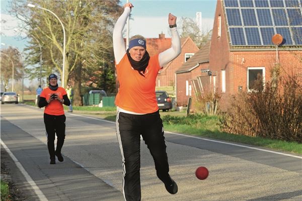 Ungeschlagener Tabellenführer Theener. Nach ihrem Aufstieg trumpfen die Boßlerinnen von „Waterkant“ um Marina Kloster-Eden auf Anhieb auch in der Bezirksliga auf. Foto: Hinrich Saathoff