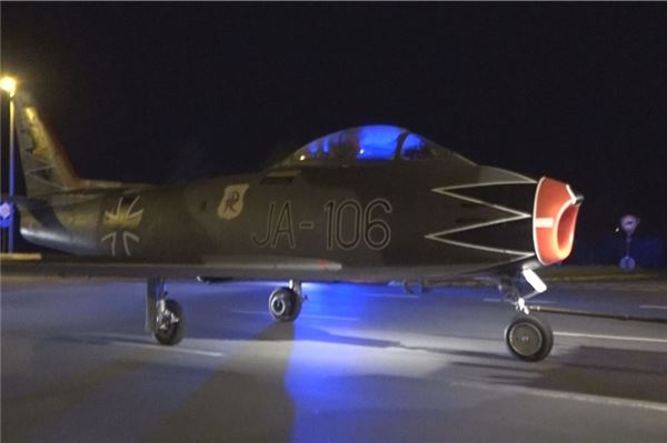 Historische Bundeswehr-Jets auf der Straße: Sabre und Starfighter ziehen um Flugzeug