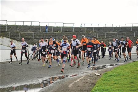 Ungewohntes Bild. Statt Motorrädern sind Triathleten im Motodrom Halbemond unterwegs.