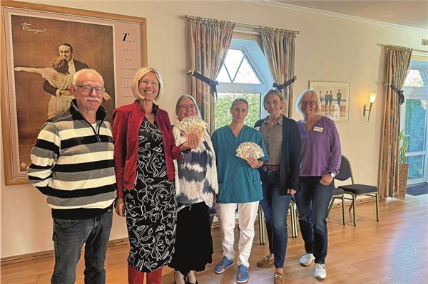 Unser Foto zeigt von links: Hartwig Galts (Inhaber der Tanzschule), Rixte Sanders (Koordinatorin des ambulanten Hospizdienstes Norden), die Spenderin Elisabeth Remshagen, Krankenpflegerin Insa Schmid, Christina Bitiq (Hager Hospizleitung) und Heike Hattermann (Verwaltung Hospiz am Meer. Foto: Keno Klaassen