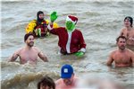 Unter den wachsamen Augen der DLRG trauten sich rund 300 Teilnehmer ins kalte Nordseewasser. Und der Weihnachtsmann war auch dabei.