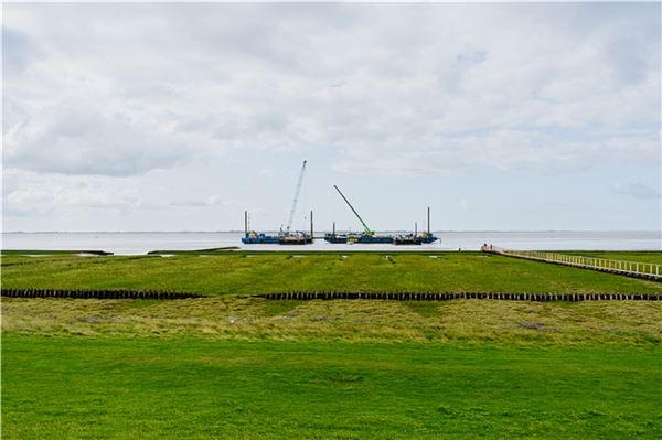 Unter der Insel hindurch: die Wattbaustelle der Horizontalbohrungen von Amprion unter Norderney. Foto: privat
