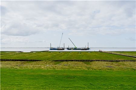 Unter der Insel hindurch: die Wattbaustelle der Horizontalbohrungen von Amprion unter Norderney. Foto: privat