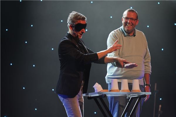 Unter einem der Becher befand sich ein langer Nagel. „Assistent“ Harald wusste nur nicht mehr wo. Und auch Peter Valance schien etwas orientierungslos. Foto: Werner Jürgens