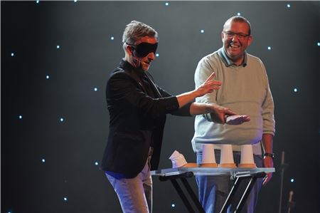 Unter einem der Becher befand sich ein langer Nagel. „Assistent“ Harald wusste nur nicht mehr wo. Und auch Peter Valance schien etwas orientierungslos. Foto: Werner Jürgens