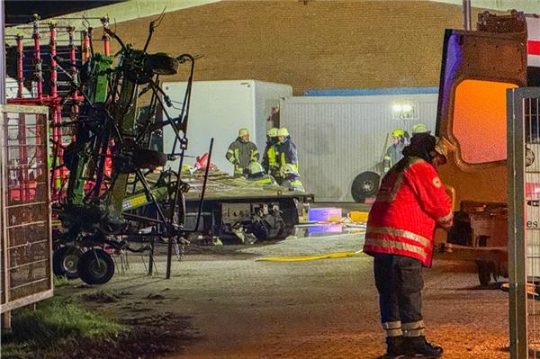 Unter einer landwirtschaftlichen Maschine war eine Person eingeklemmt.