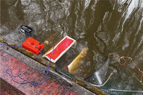 Unter Wasser: Das Sportboot sank, weil es mit fünf Leuten und einer Kiste offenbar überlastet war.