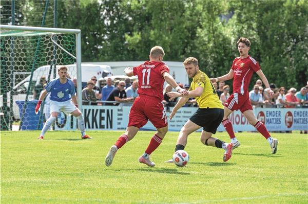 TuS Pewsum trifft spät zum Auftaktsieg Unterhaltsamer Aufgalopp. Beim Start in den inzwischen 8. Ostfriesland-Cup erspielte sich der Titelverteidiger TuS Pewsum eine Vielzahl an Chancen. Doch Hintes Torhüter Lasse Hoogestraat stand mehrfach auf dem Posten. Die Führung des Favoriten durch Derk Schoneboom glich Juri Kiefel prompt aus. Hauke Westermann und Julian Jauken legten in der Schlussphase nach. Foto: Ute Bruns