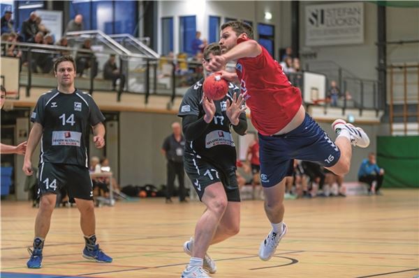 Unverhofft. Bereits das Heimpiel gegen die HSG Nordhorn II war die letzte Partie von TuRa Marienhafe (beim Wurf Menke Poppinga) in 2025. Bei der Eickener SpVg konnte nicht gespielt werden. Foto: Meret Edzards-Tschinke