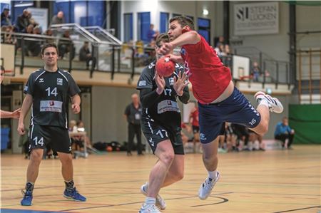 Unverhofft. Bereits das Heimpiel gegen die HSG Nordhorn II war die letzte Partie von TuRa Marienhafe (beim Wurf Menke Poppinga) in 2025. Bei der Eickener SpVg konnte nicht gespielt werden. Foto: Meret Edzards-Tschinke