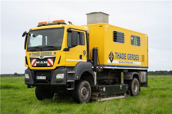125 Jahre Thade Gerdes GmbH Unverkennbar die Fahrzeuge der Thade -Gerdes-Flotte in den Hausfarben Gelb und Blau. Fotos: Thade Gerdes