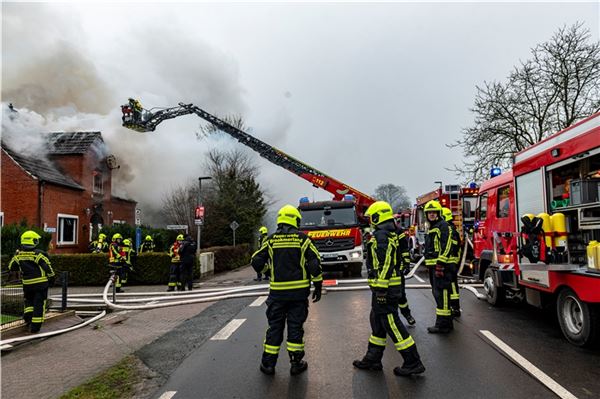 Dichte Rauchwolke über Upgant-Schott: Haus brennt völlig aus