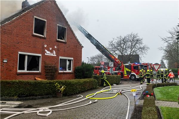 Dichte Rauchwolke über Upgant-Schott: Haus brennt völlig aus