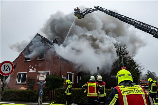 Dichte Rauchwolke über Upgant-Schott: Haus brennt völlig aus