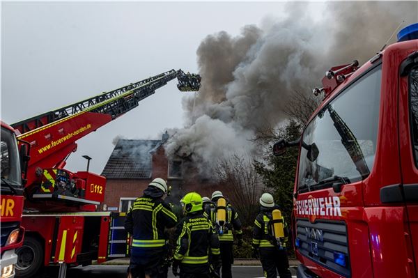 Dichte Rauchwolke über Upgant-Schott: Haus brennt völlig aus