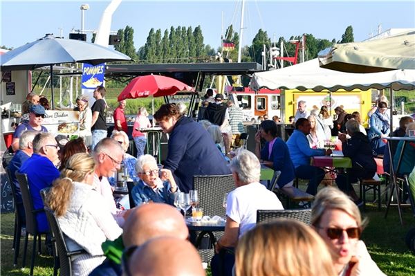 Veranstaltungen, wie hier das Weinfest, locken Urlauber und Einheimische gerade in denSommermonaten nach Greetsiel. Foto: Heinz Wagenaar