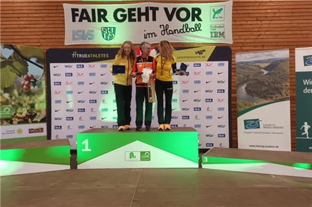 Verdiente Anerkennung. Waltraud Klostermann lief in Perl zu ihrem 24. DM-Titel. Claudia Seegers (links) und Anita Hermann aus Weezen holten Silber und Bronze.