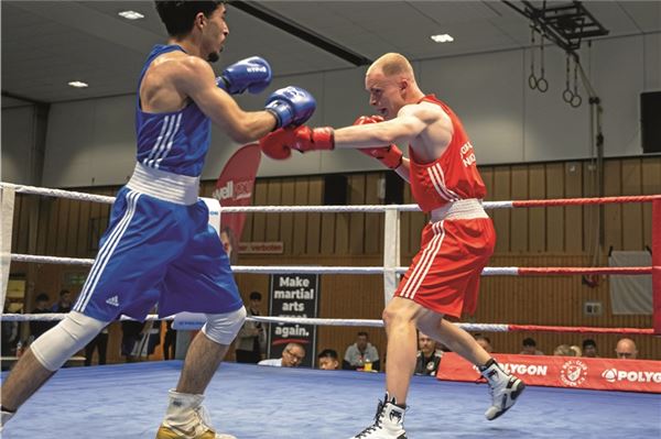Verdienter Gewinner. In seinem sechsten Kampf landete Sven Herzfeld vom BC Norden (r.) nach einer guten Leistung seinen ersten Sieg. Foto: Ute Bruns