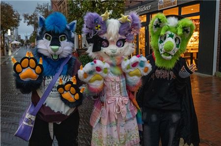 Verkleidet und mit einstudierten Liedern können sich Kinder am Montag am Norder Rathaus Überraschungen abholen.