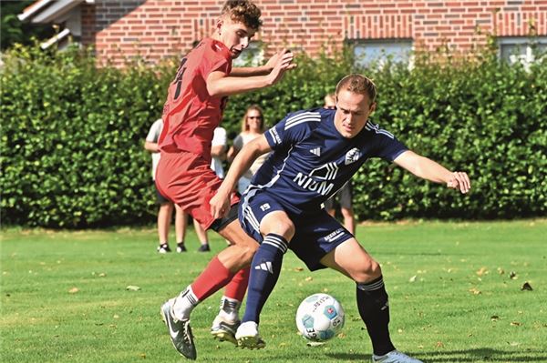 Verletzungsbedingter Wechsel. Hendrik Claassen (r., hier gegen SpVg Aurich) musste in der 54. Minute ausgewechselt werden. Foto: Ute Bruns